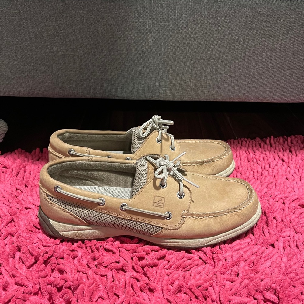WOMEN’S SPERRY BOAT SHOES